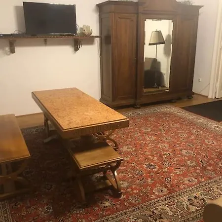 Apartment 2 Next To New York Cafe