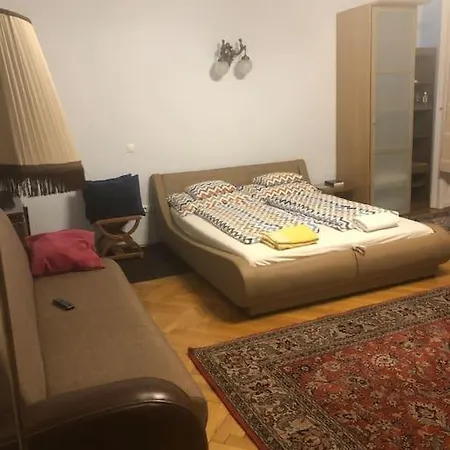 Apartment 2 Next To New York Cafe *